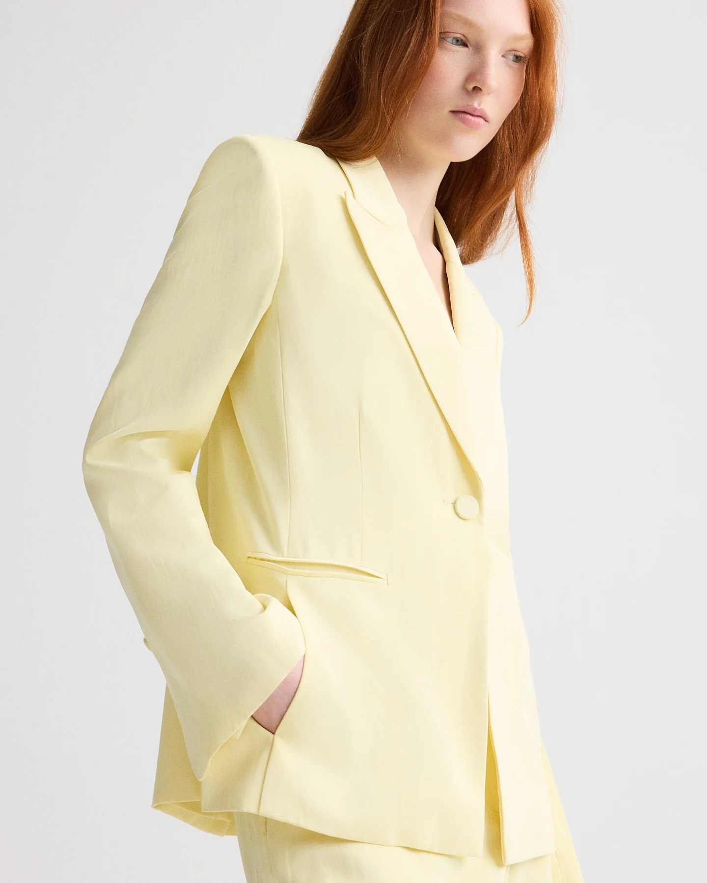 Her Fit Blazer in Coated Viscose Linen - Image 3