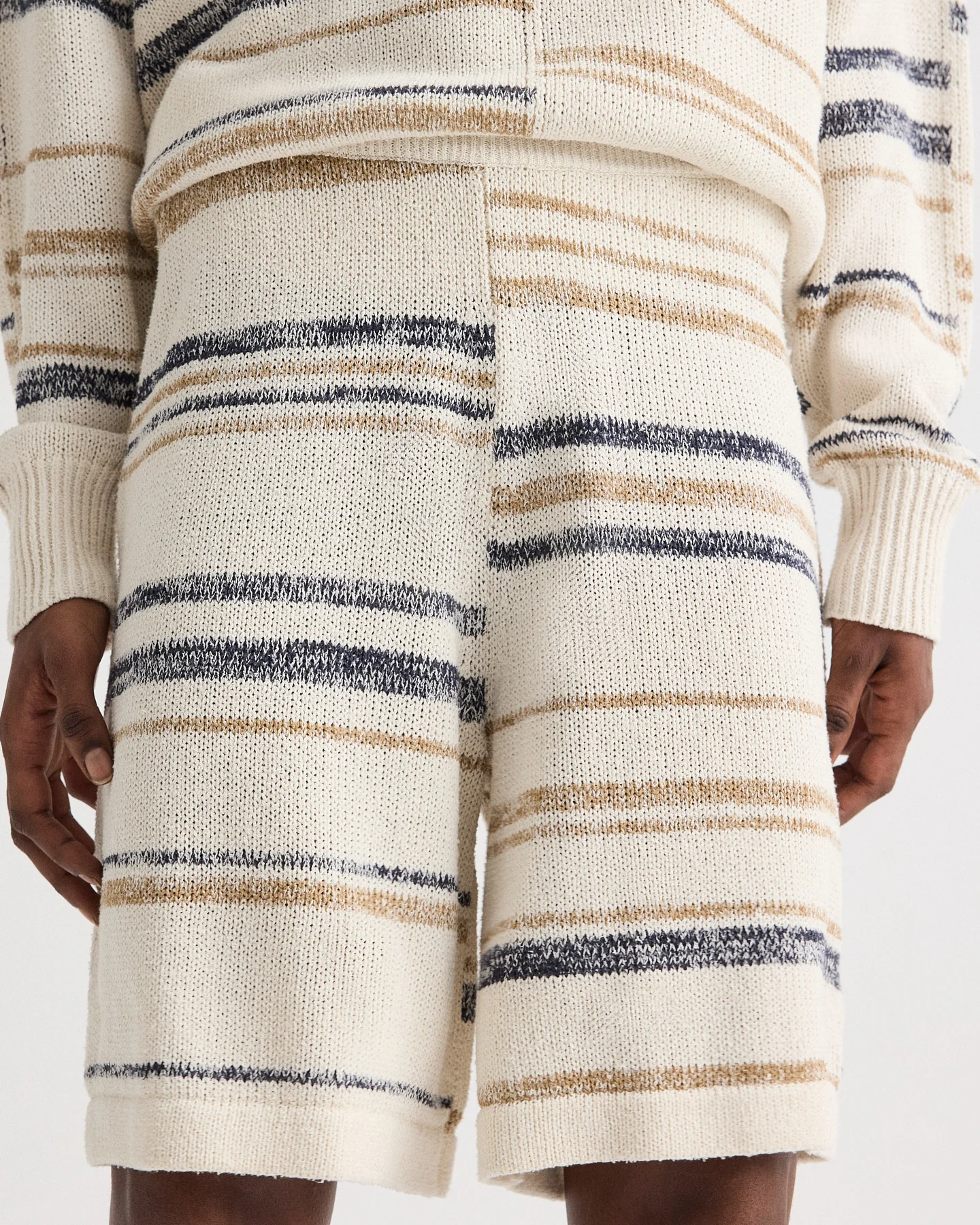Intarsia Stripe Short in Linen Silk Yarn - Image 4